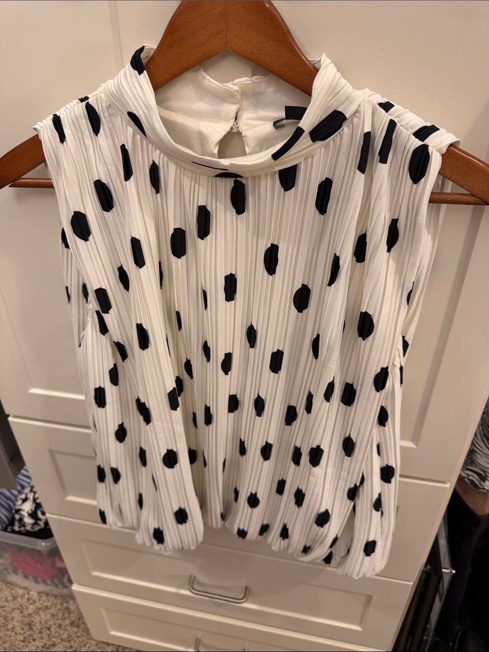 Ann Taylor Black/White Sleeveless bubble top